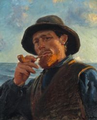 Ancher Anna Fischer mit rotem Bart, der am Strand eine Pfeife raucht