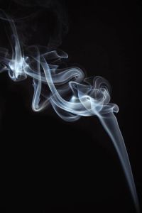 Blauer Rauch auf schwarzem Schwarzweiss-Druck