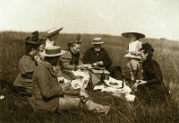 Caillebotte Gustave Die Caillebotte-Familie bei einem Mittagessen auf dem Gras-Leinwanddruck
