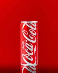 Coca-Cola-Dose auf Rot