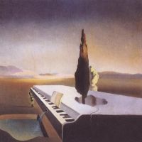 Fuente necrofílica de Dalí que fluye de un piano de cola