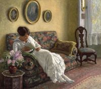 Fischer Paul, die Frau des Künstlers, liest auf dem Sofa in ihrem Haus in Sofievej in Hellerup