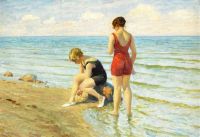 فيشر بول فتاتان ترتديان ملابس السباحة الحمراء والزرقاء على الشاطئ 1917