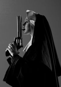 リンジーローハン-マチェーテの銃をなめる修道女-黒と白