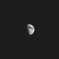Impresión en blanco y negro de la luna