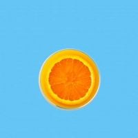 naranja sobre azul