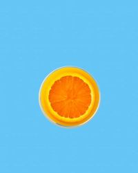 برتقالي على أزرق