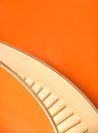 Orangefarbenes Treppenhaus