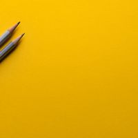 lápices en amarillo