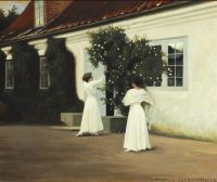 Slott Moller Agnes فتاتان صغيرتان ترتديان فساتين بيضاء طويلة تلتقطان الورود في الحديقة