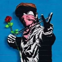 Street Art Rose op een slinger