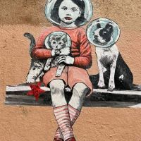 Chica espacial de arte callejero con gato y su perro