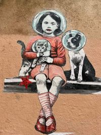 고양이와 그녀의 강아지와 함께 거리 예술 공간 소녀