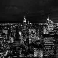 La impresión en blanco y negro de la ciudad oscura