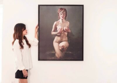 Poppins with a framed artwork